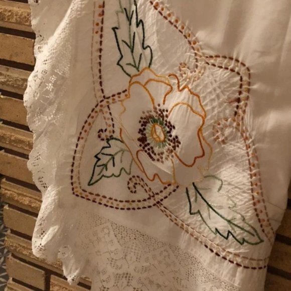 Vintage Embroidered Luncheon Cloth - Kitchen Tablecloth - Dining - Lace - Picture 2 of 10